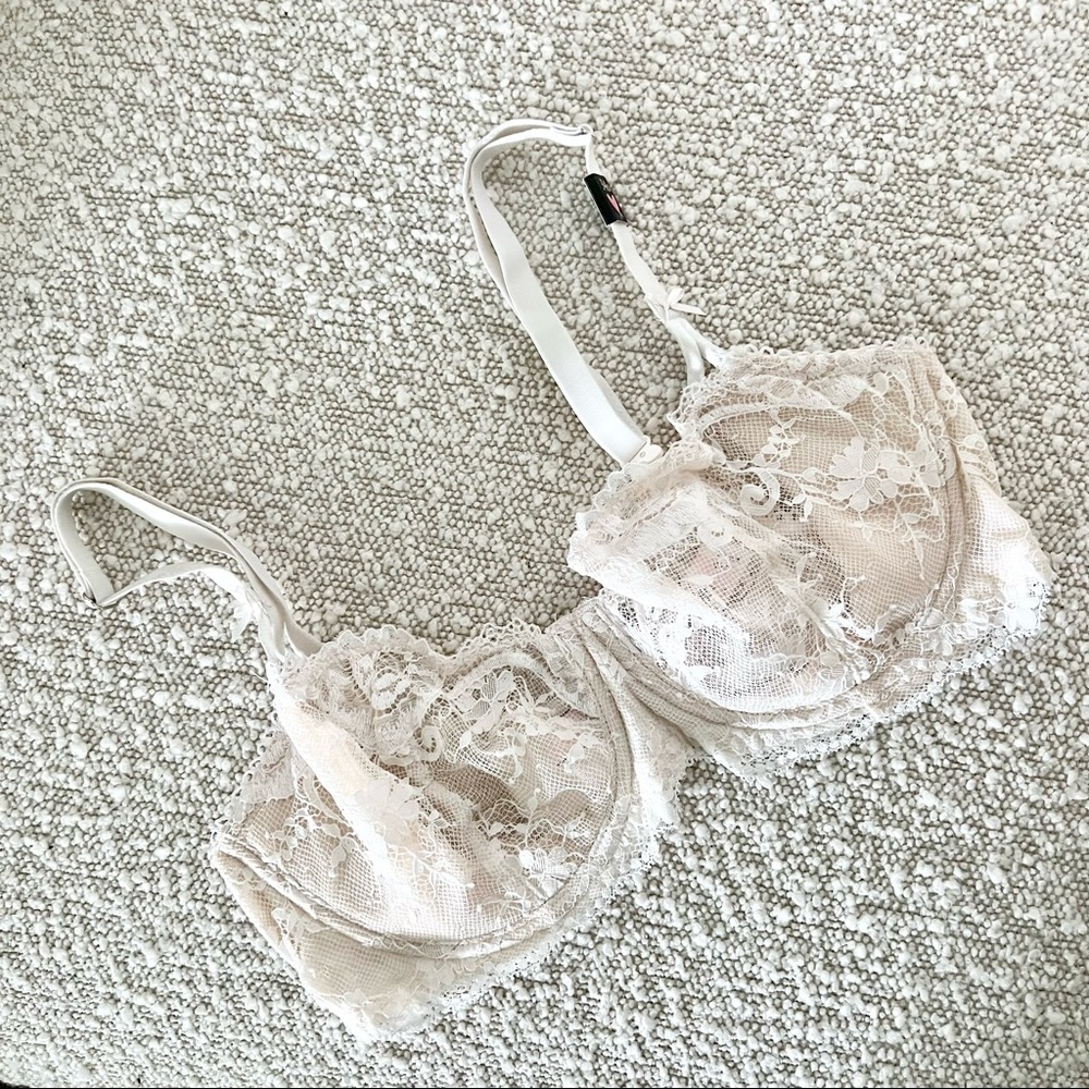 Victoria’s Secret Lace Bra white Nude Bra